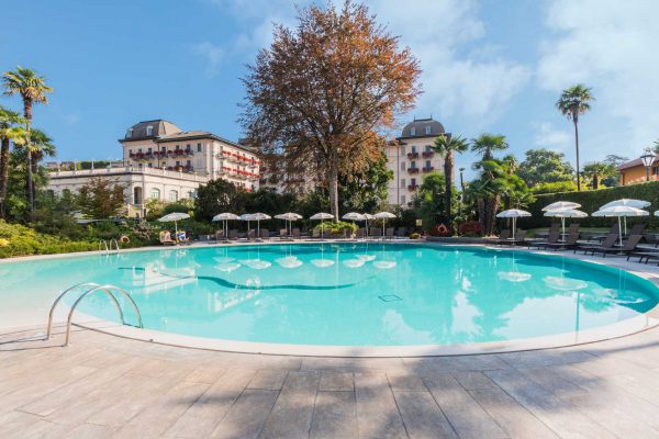 Ingresso in piscina esterna e pranzo per due persone al “Le Grill”